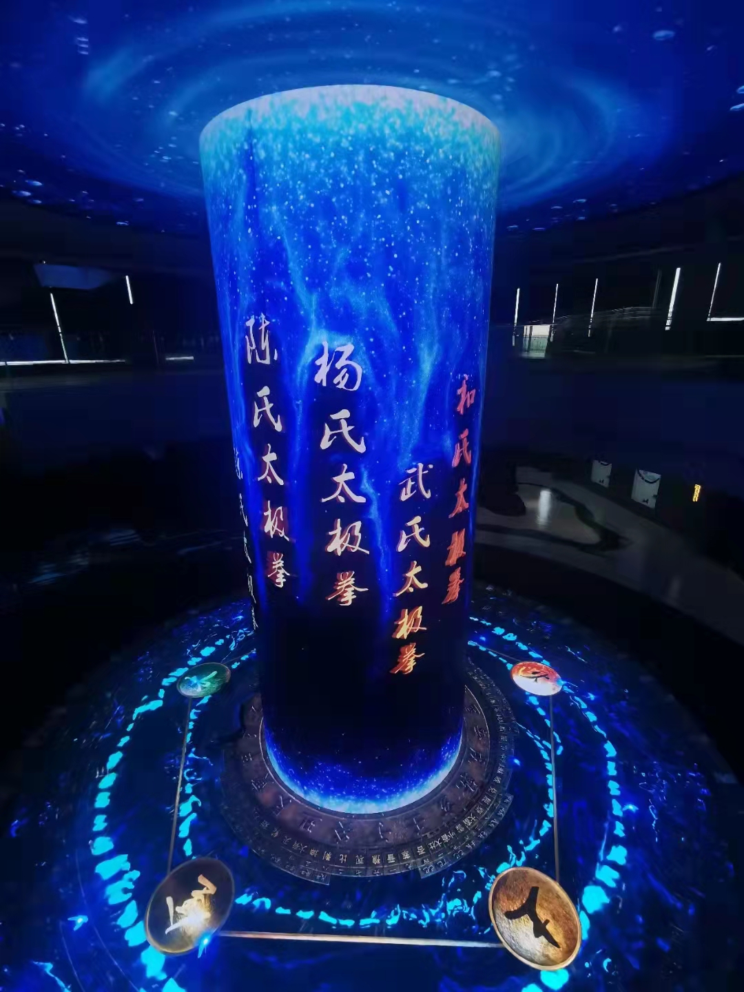 天幕+圓柱+地磚，顯示屏